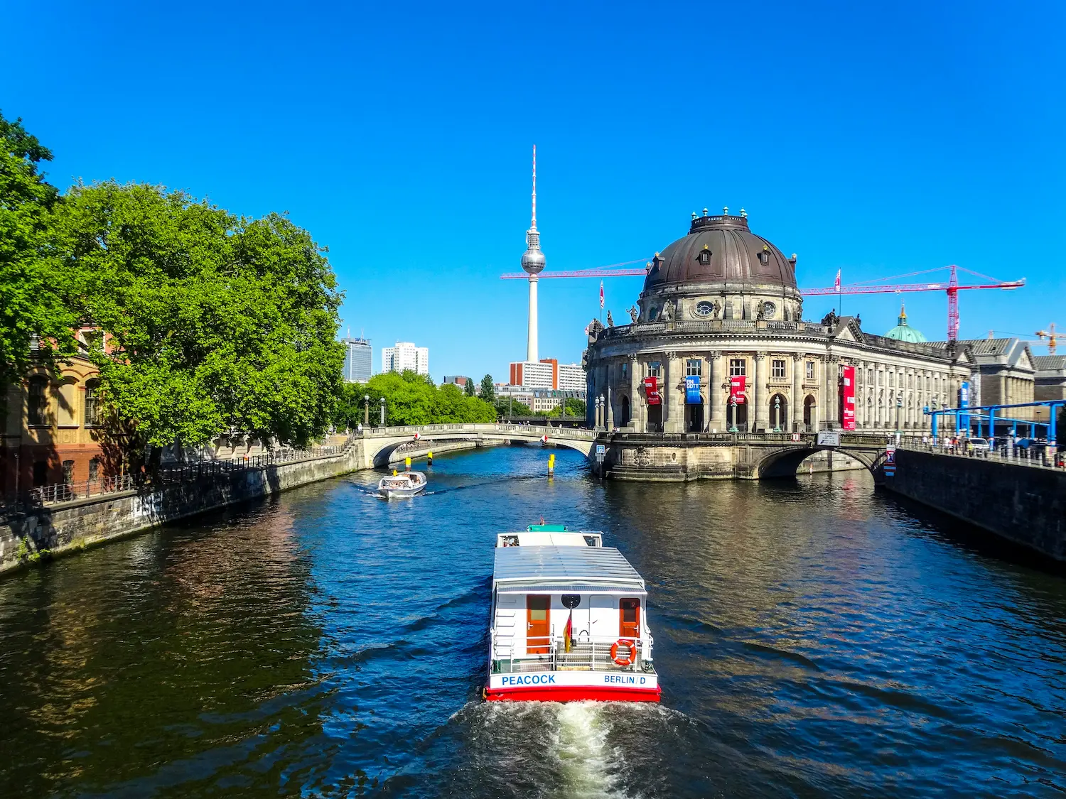 Ausflugsschiff auf der Spree vor dem Bode-Museum und Fernsehturm in Berlin