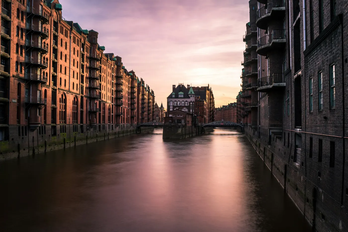 Hamburger Speicherstadt bei Abenddämmerung — Backsteinlager und Fleete im warmen Licht