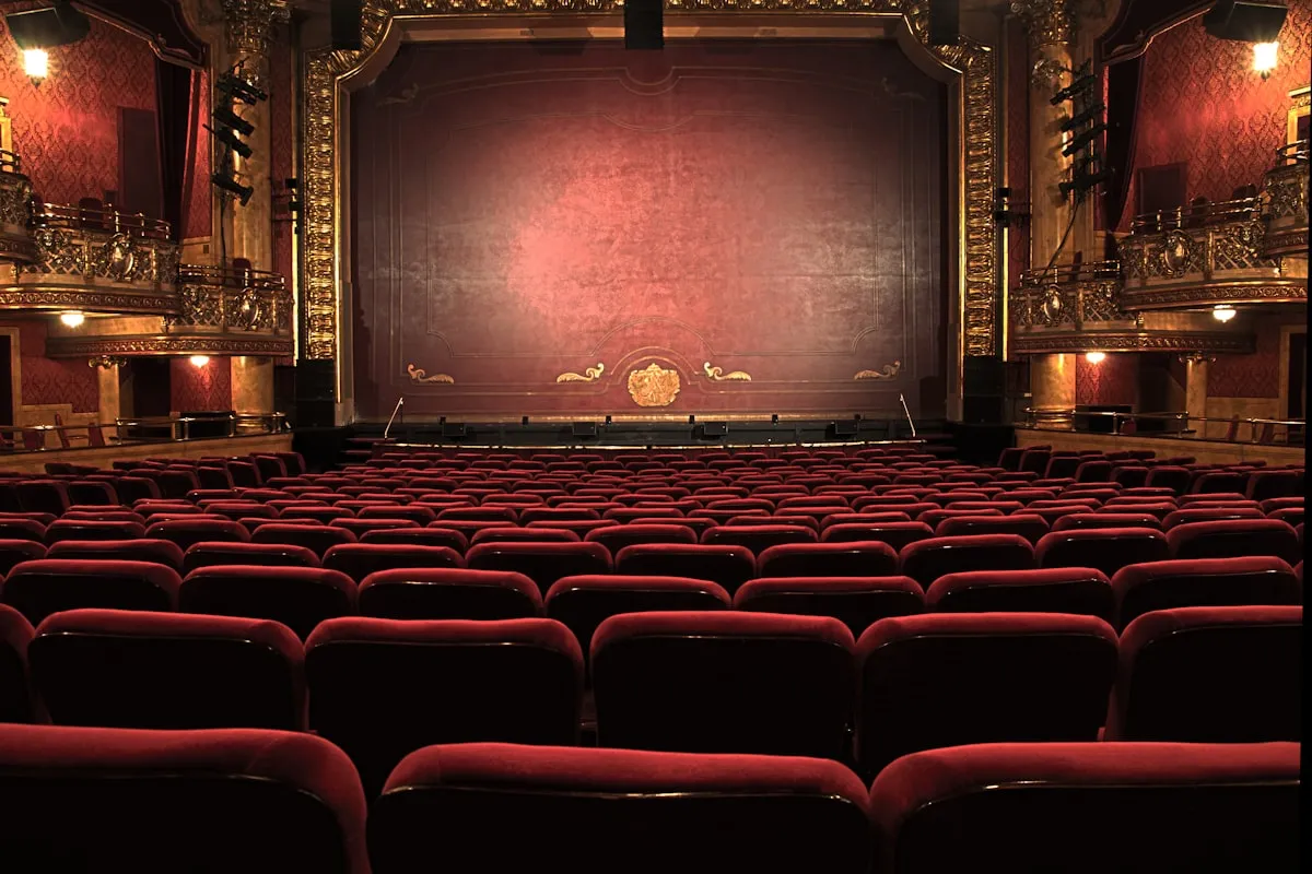 Dunkle Theaterbühne mit dramatischer Beleuchtung